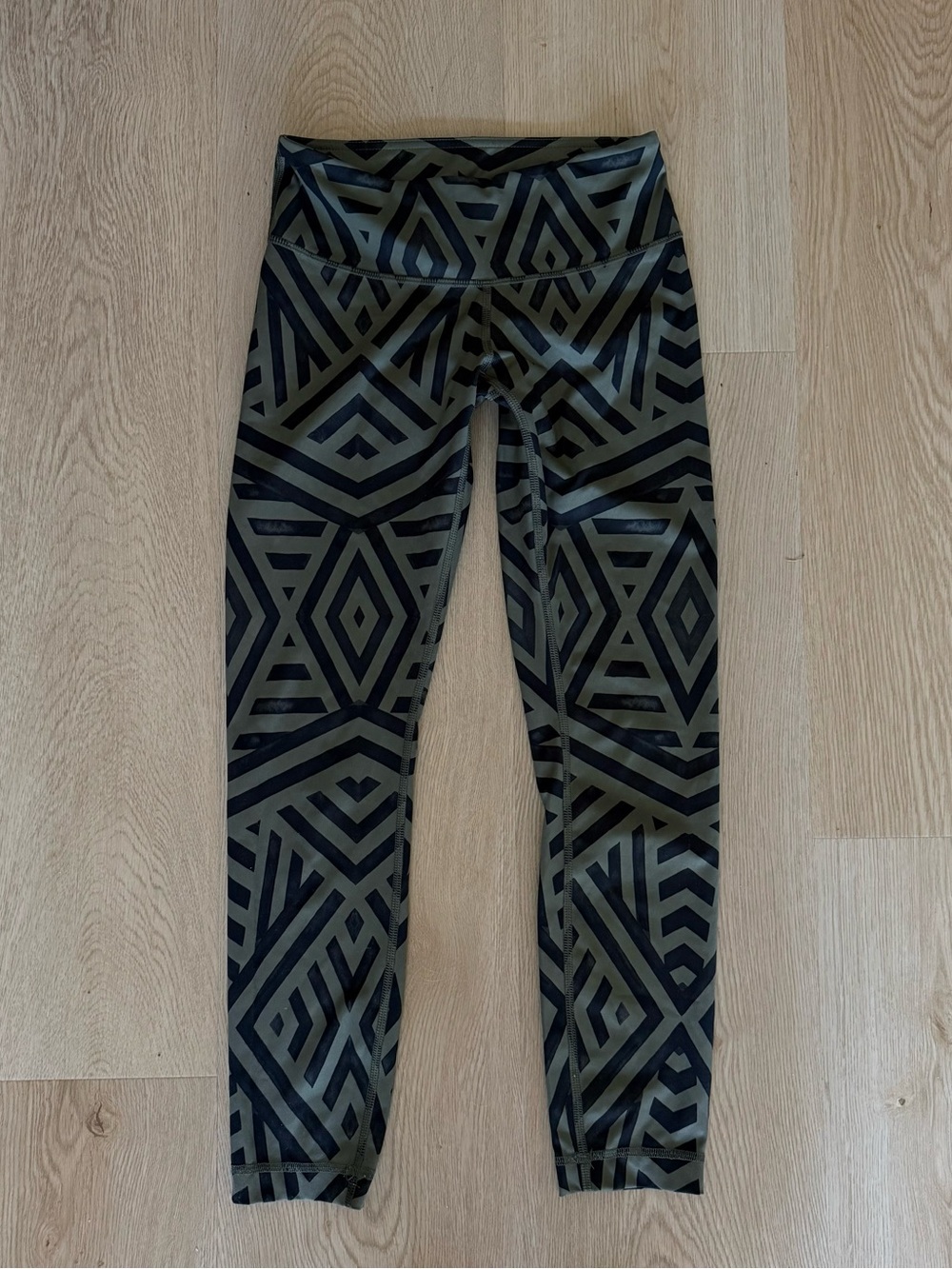 Lululemon RARE Geometric Print Set - Picture 2 of 6